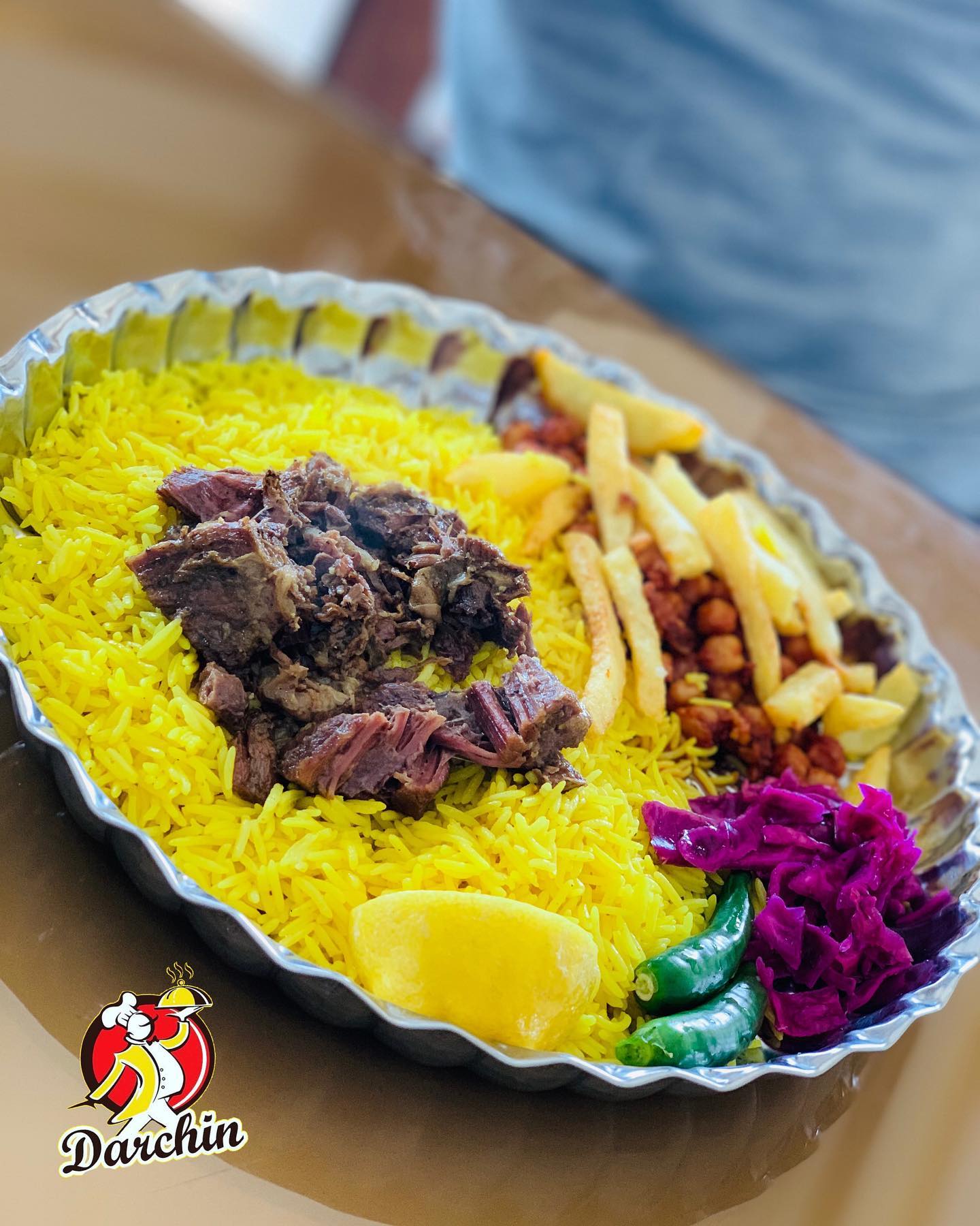 رستوران و بیرون بر دارچین