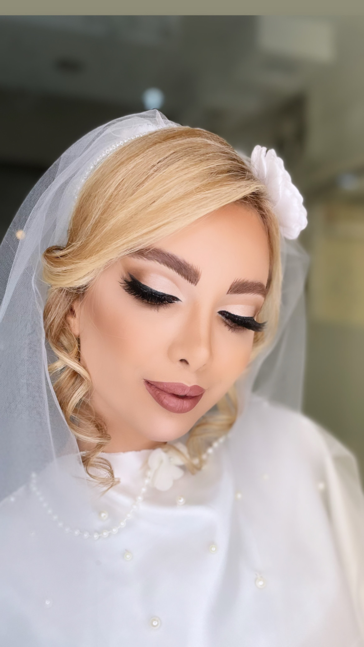 خدمات تخصصی میکاپ و شنیون و مژه اکبری
