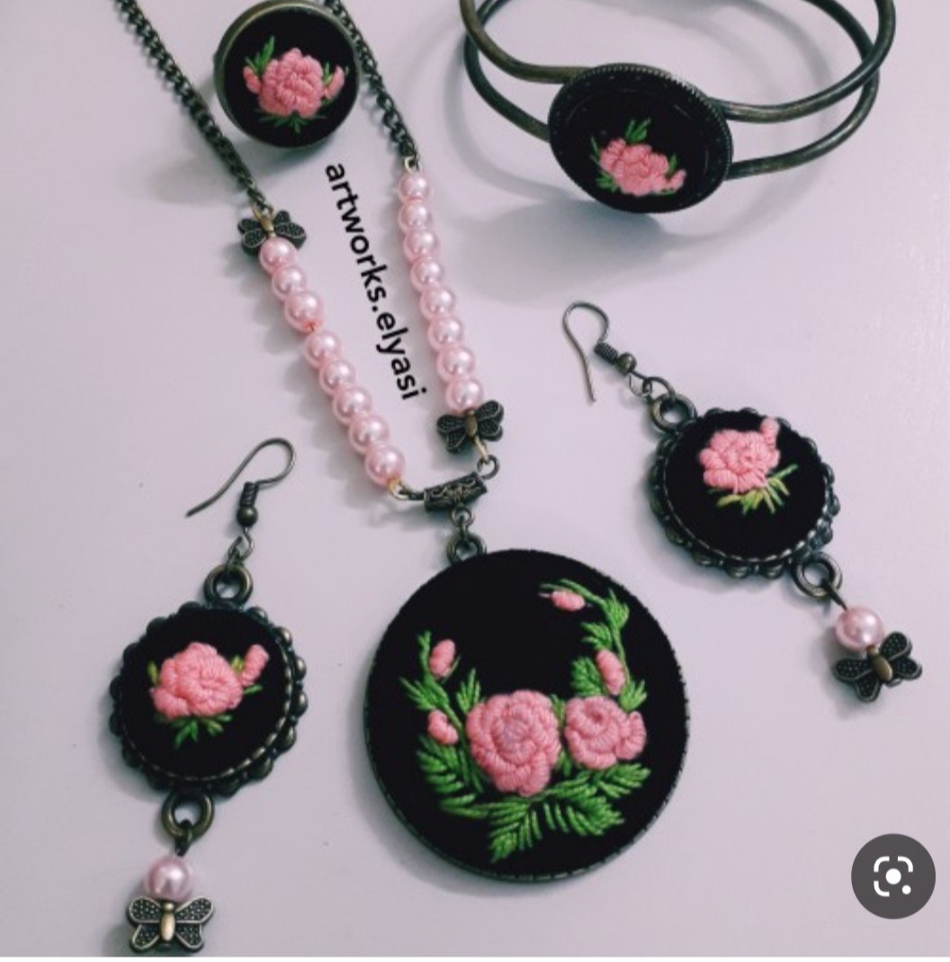 گلدوزی ووسایل سنتی وبدلیجات