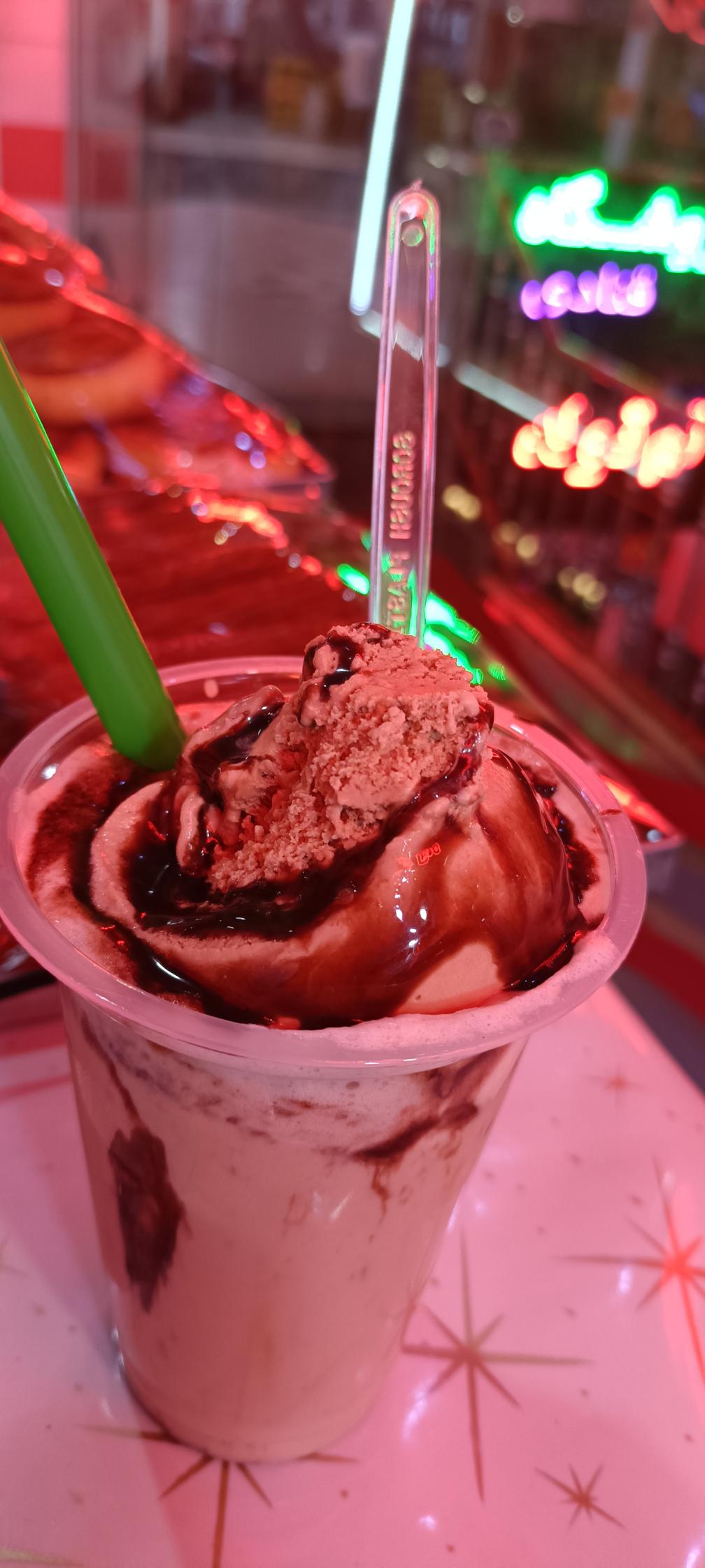 کافی شاپ ماد