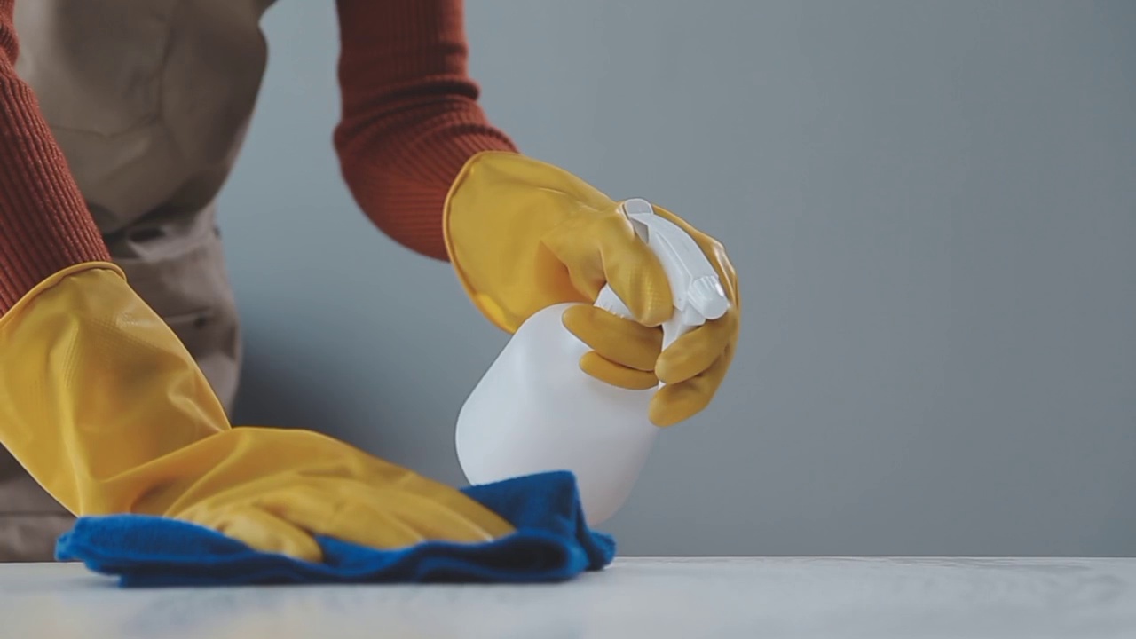 خدمات نظافت آقا و خانم شریفی