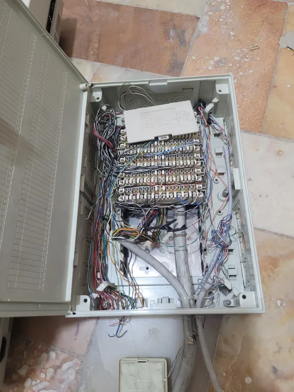 تعمیر خطوط تلفن و سانترال نوروزی