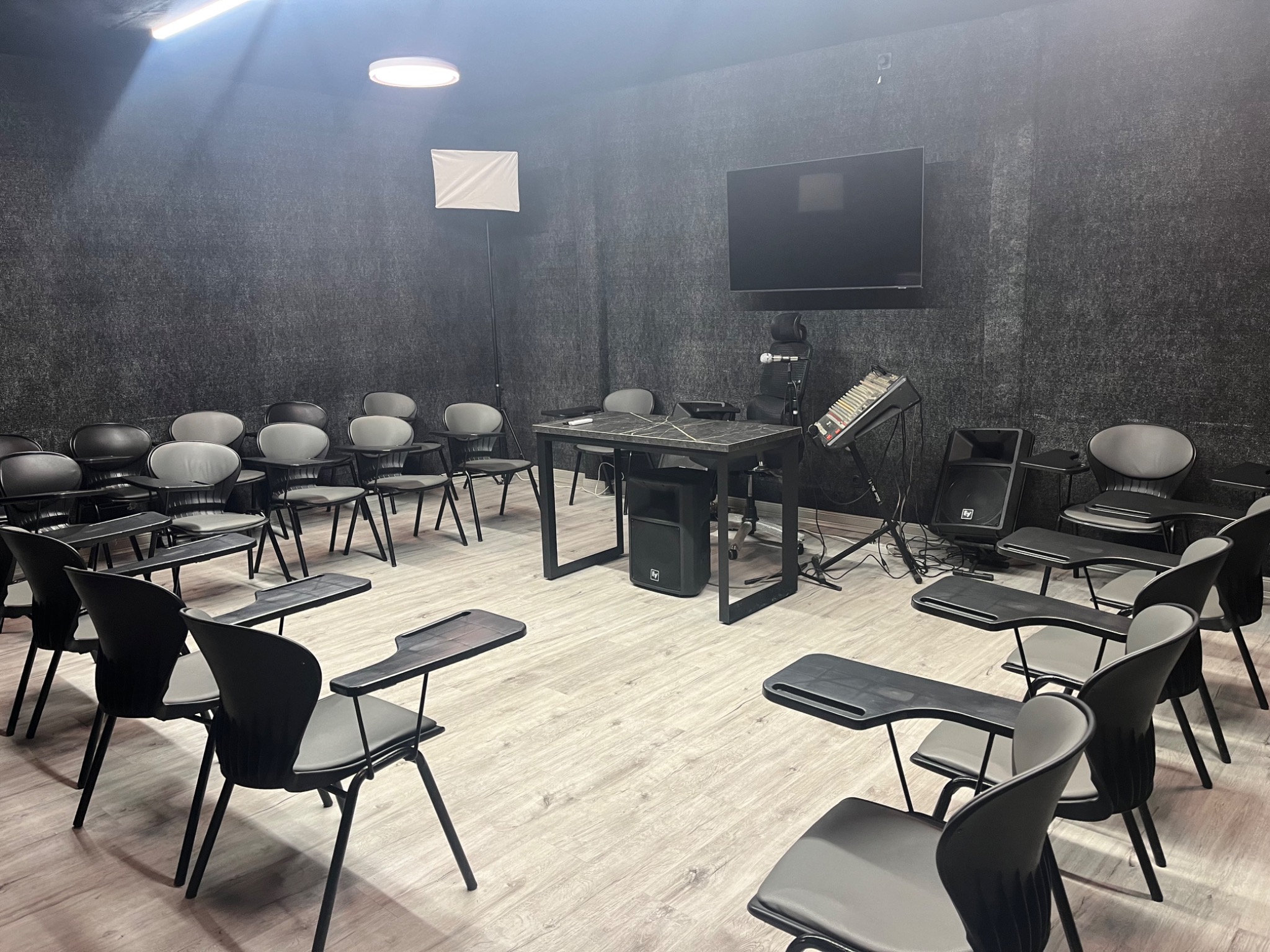 فن بیان  و سخنوری آکادمی مجید میرزایی