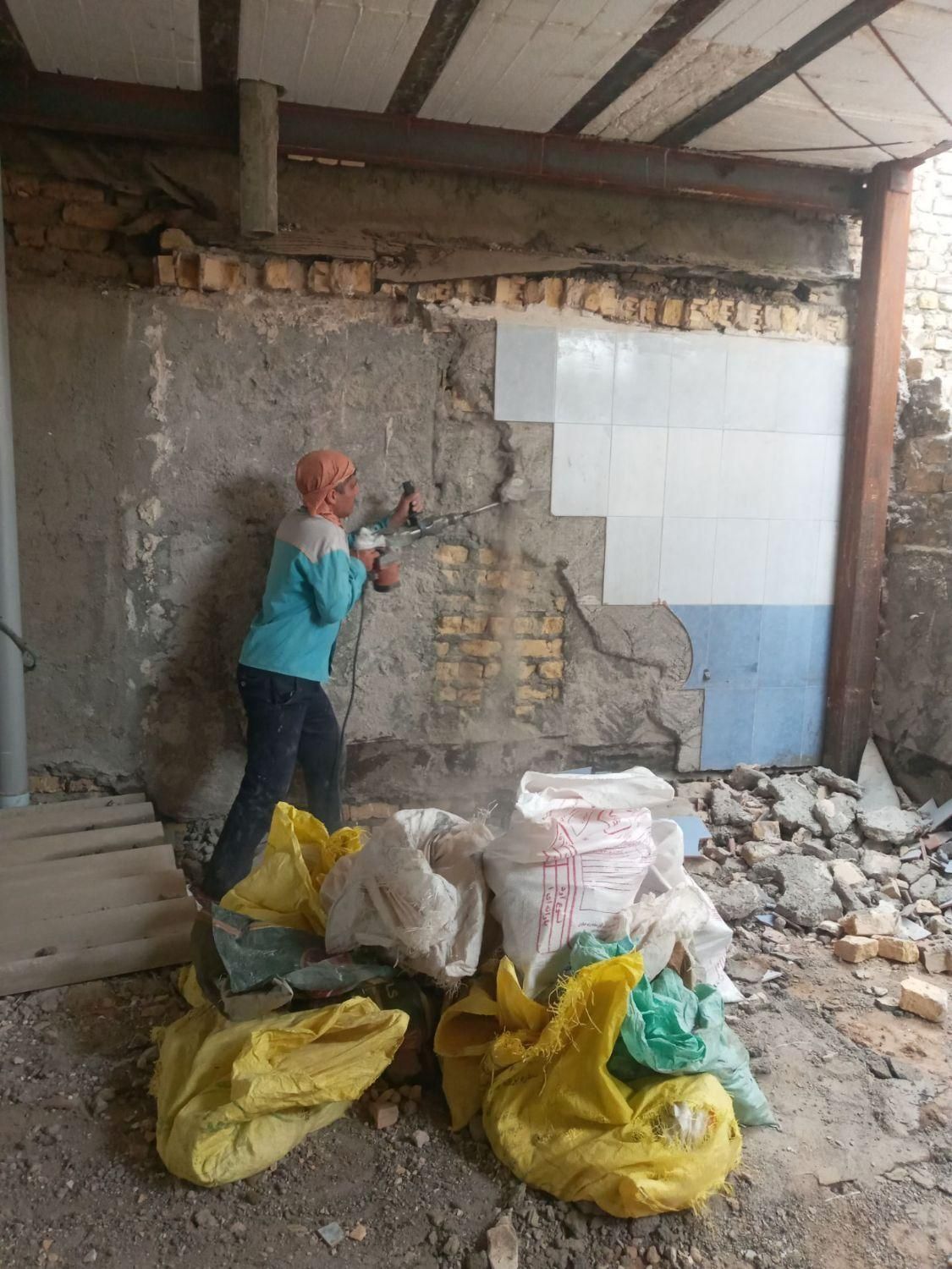 تخریب داخلی  ساختمان دیوار آرک شومینه