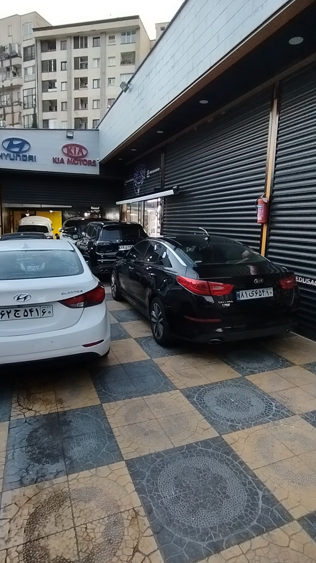 مجموعه خدمات خودرویی و باطری سازی اهورا