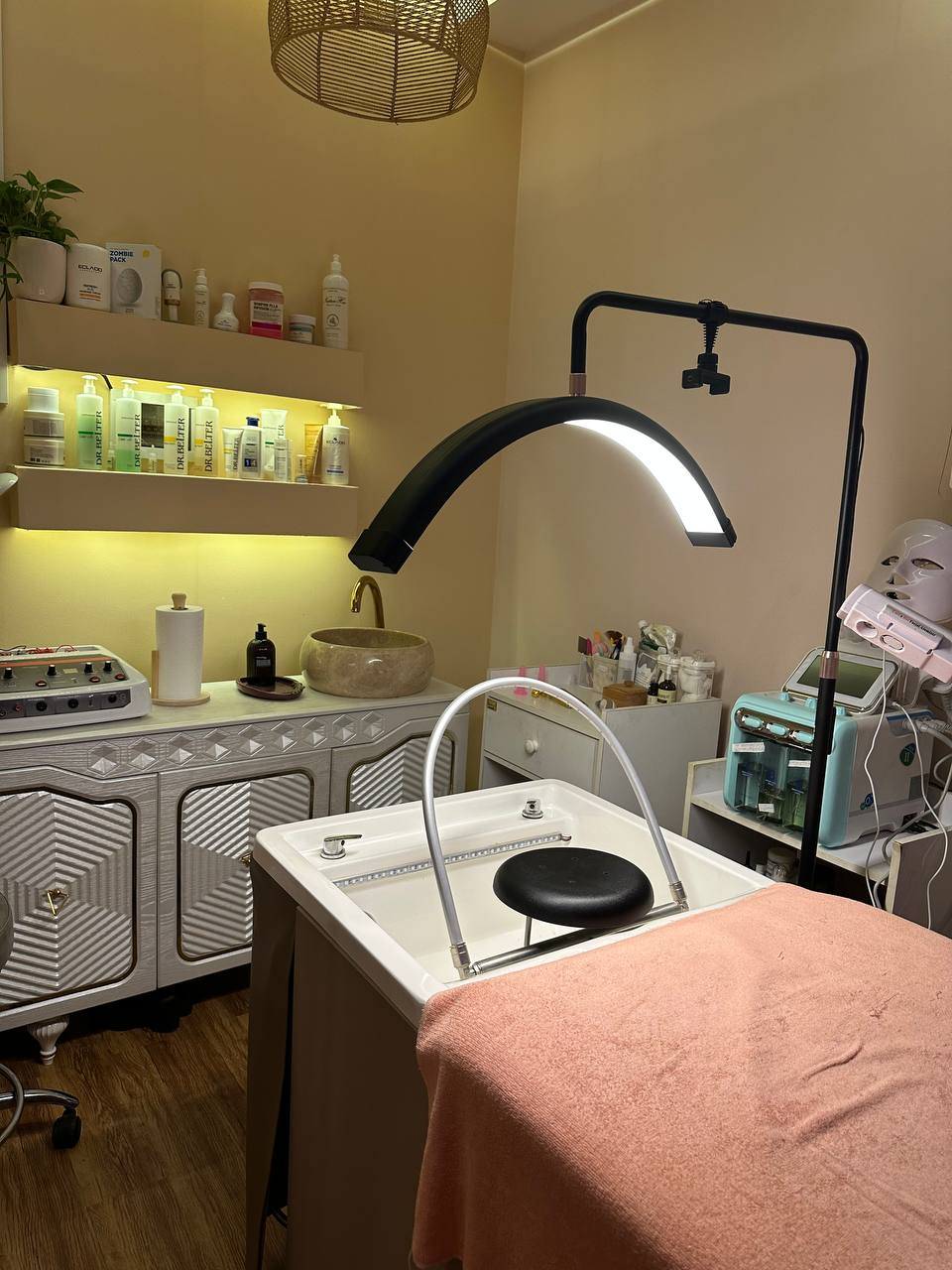 مرکز ماساژ فیشیال و هداسپا طلوع الوند