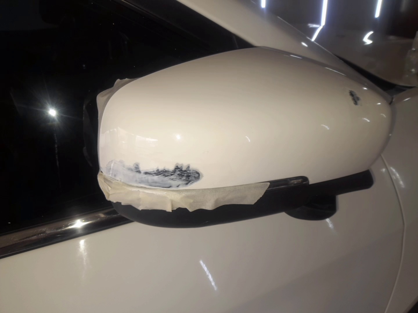 مرکز رنگ اتومبیل احمدی(لیسه،رنگ،احیا)