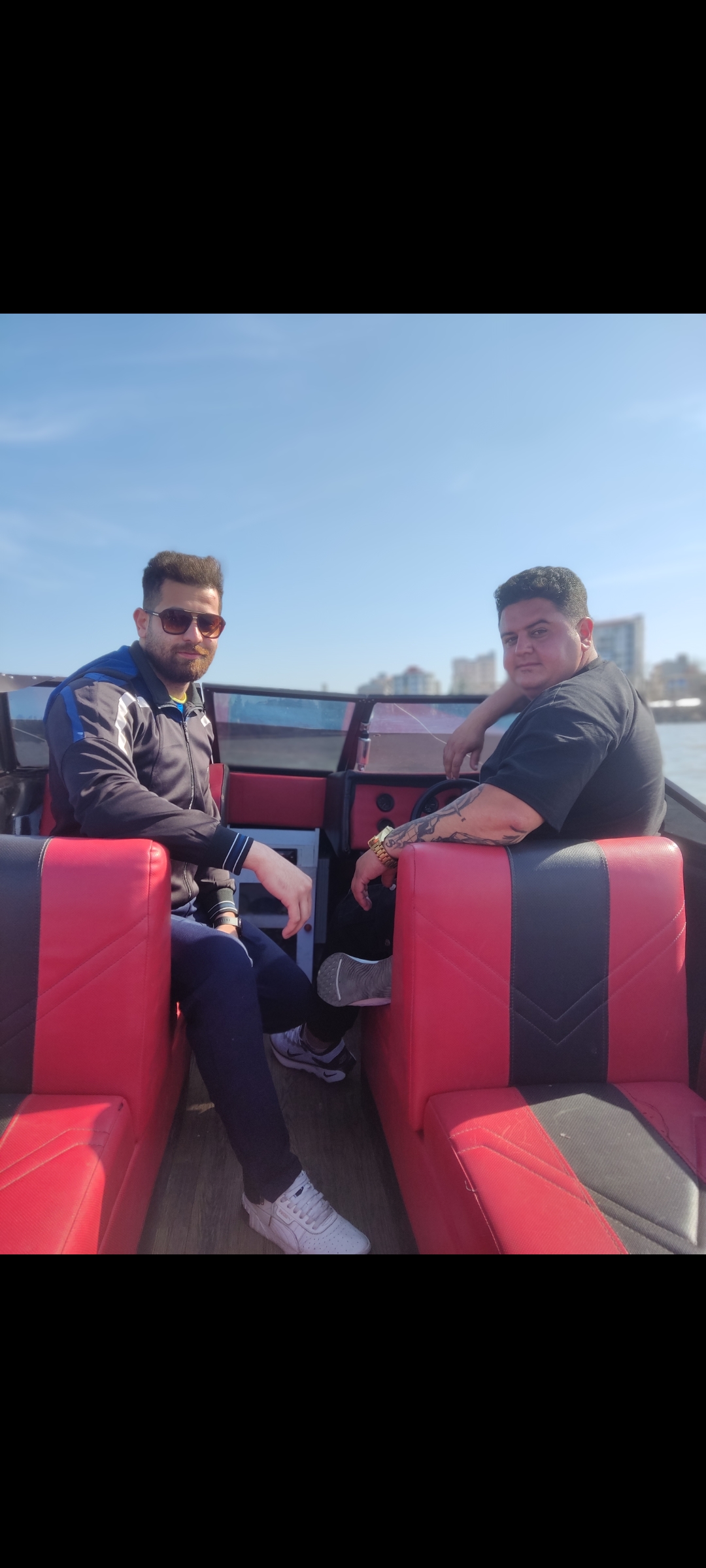 اسکله قایق سواری طوفان طلایی