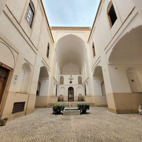 Khaneh Seneek Traditional Hotel