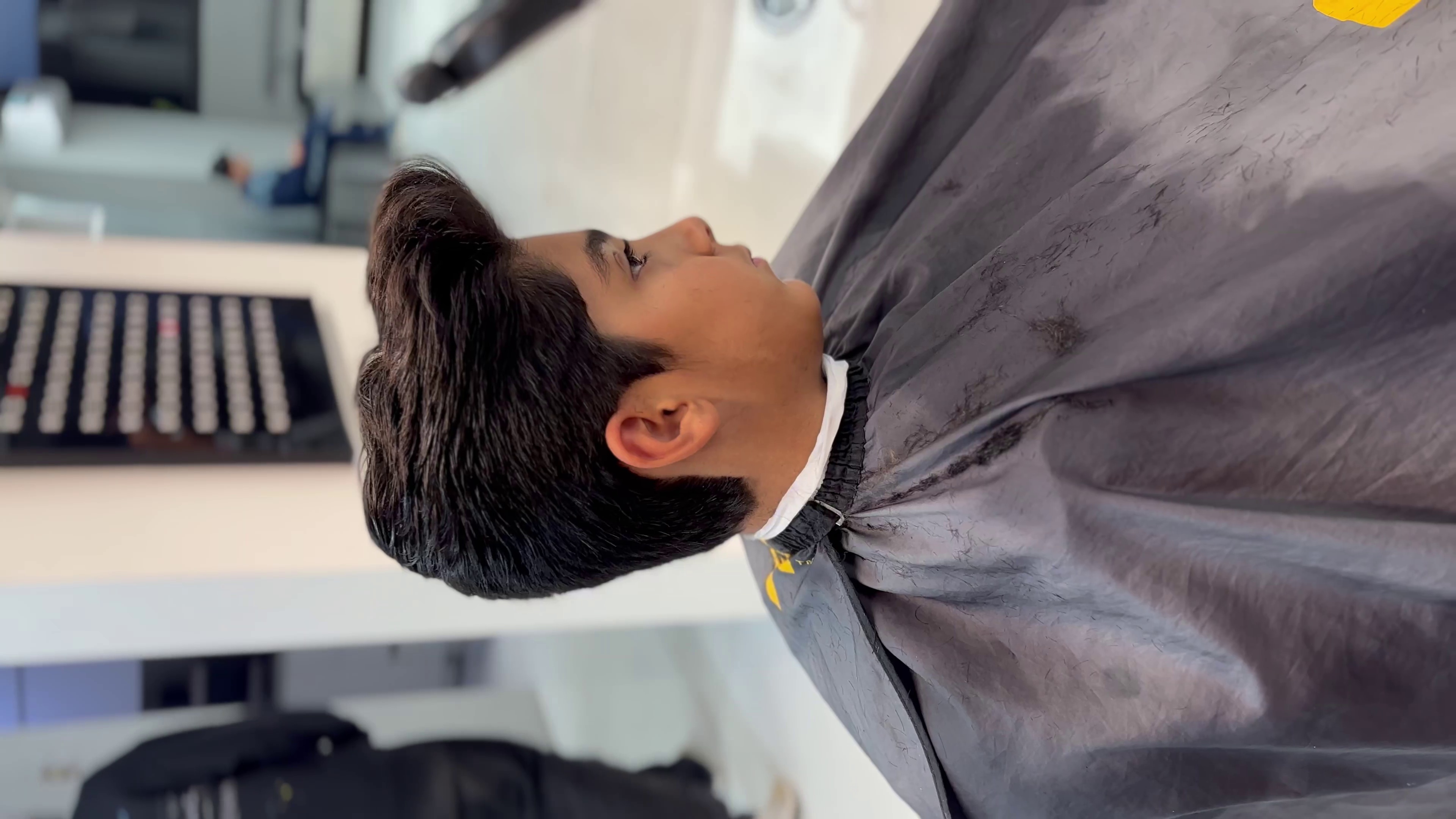 آرایشگاه مردانه مهران اسطوره