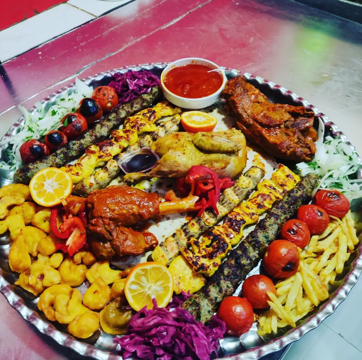 رستوران سنتی لمکده لذیذ بروجن