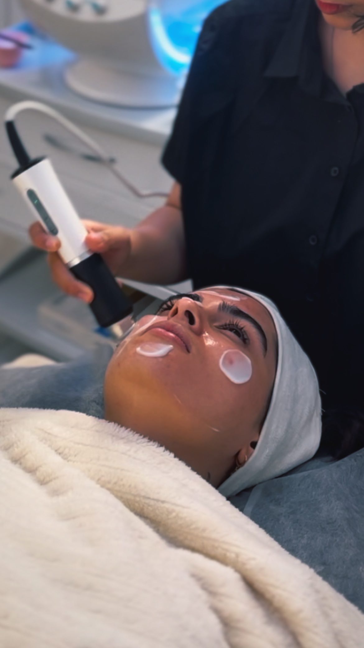 پاکسازی پوست معصومه برزگرزاده