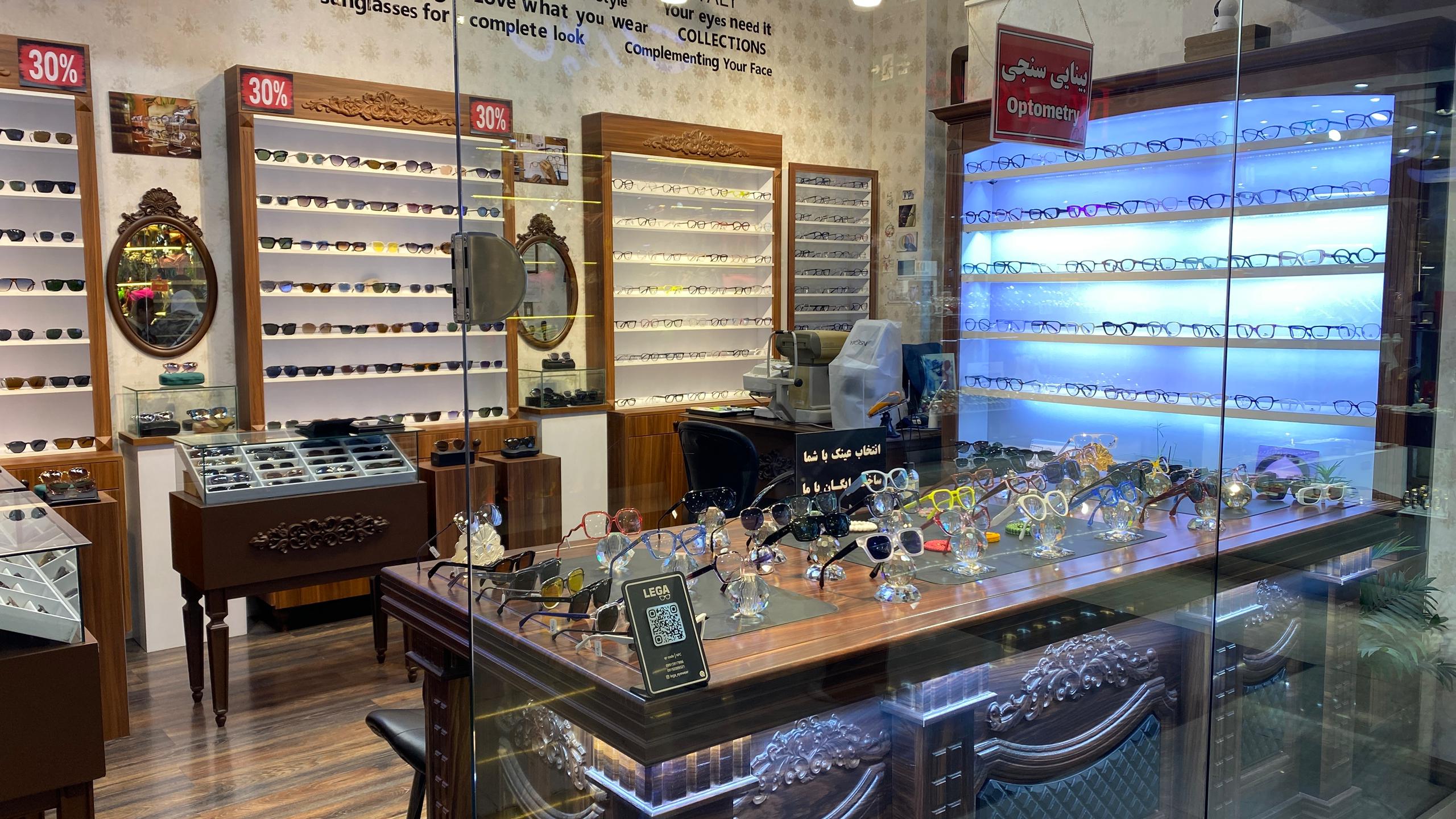 اپتومتريست و عينك ادريس پاد