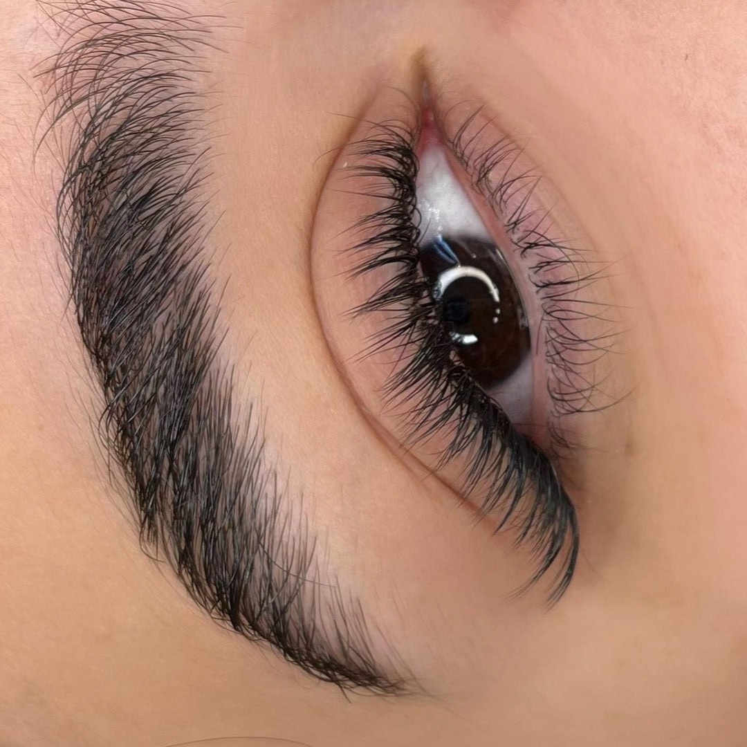 خدمات مژه آزاده امیری