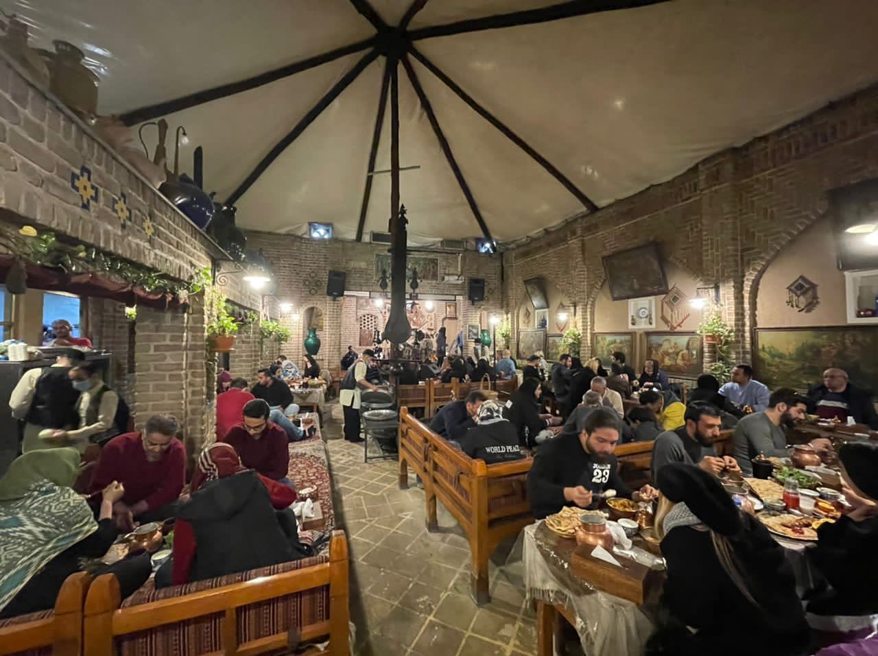 قهوه خانه سنتی و دیزی سرا آذری