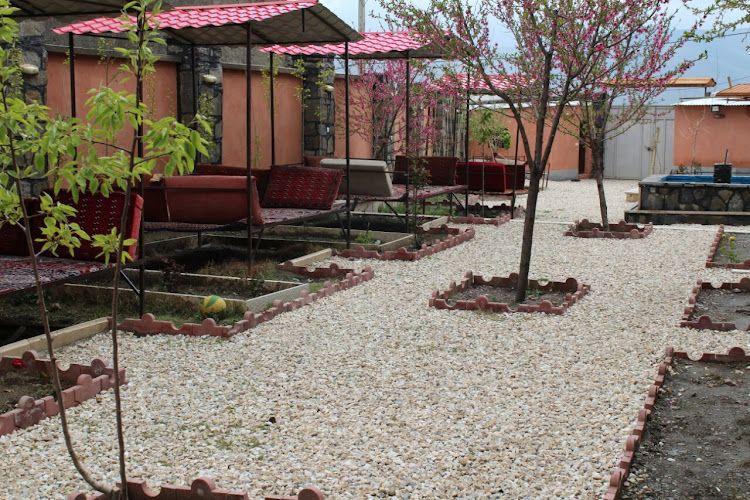 مهمانپذیر خانه سنگی