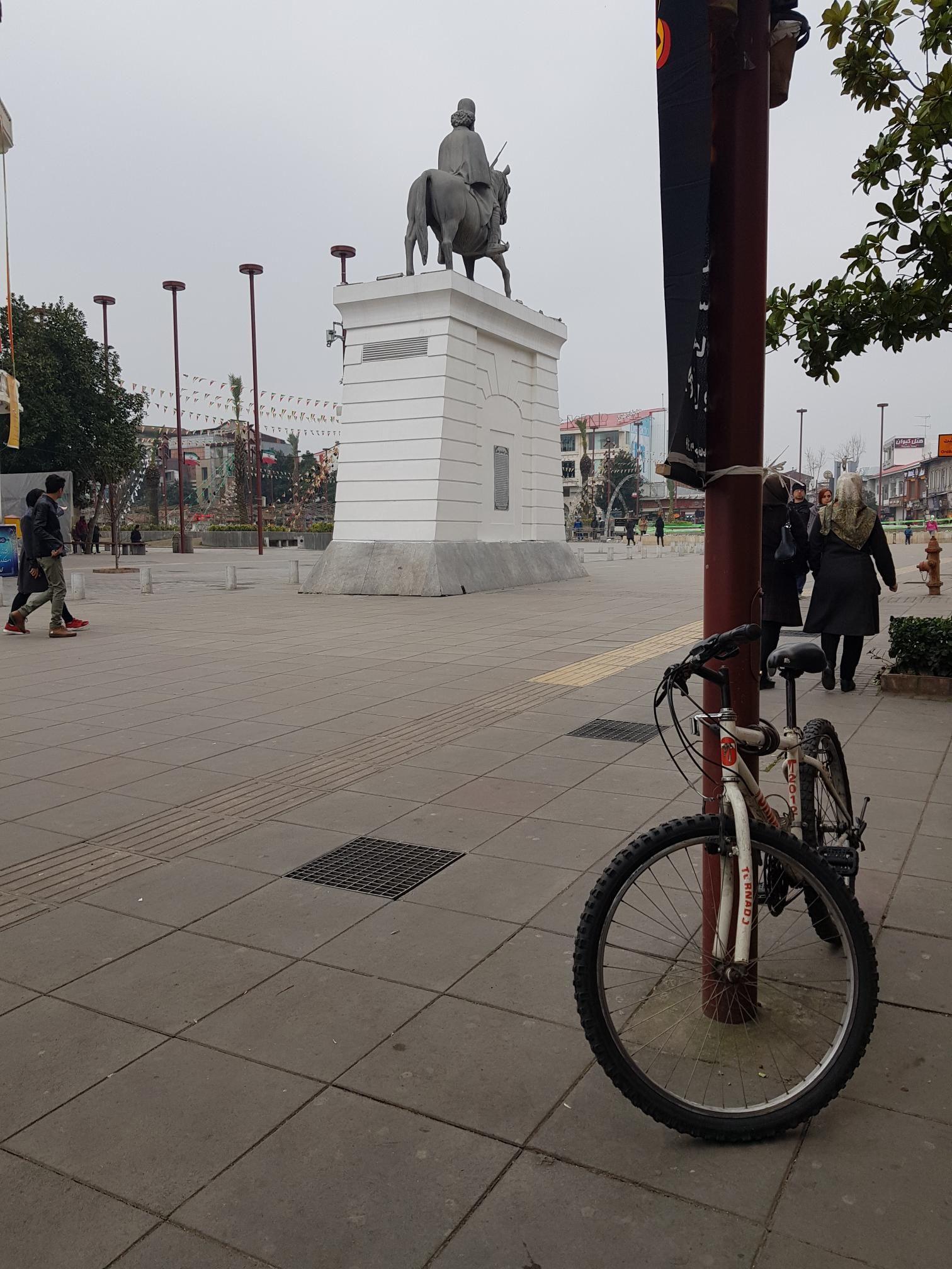 تندیس میرزا کوچک خان