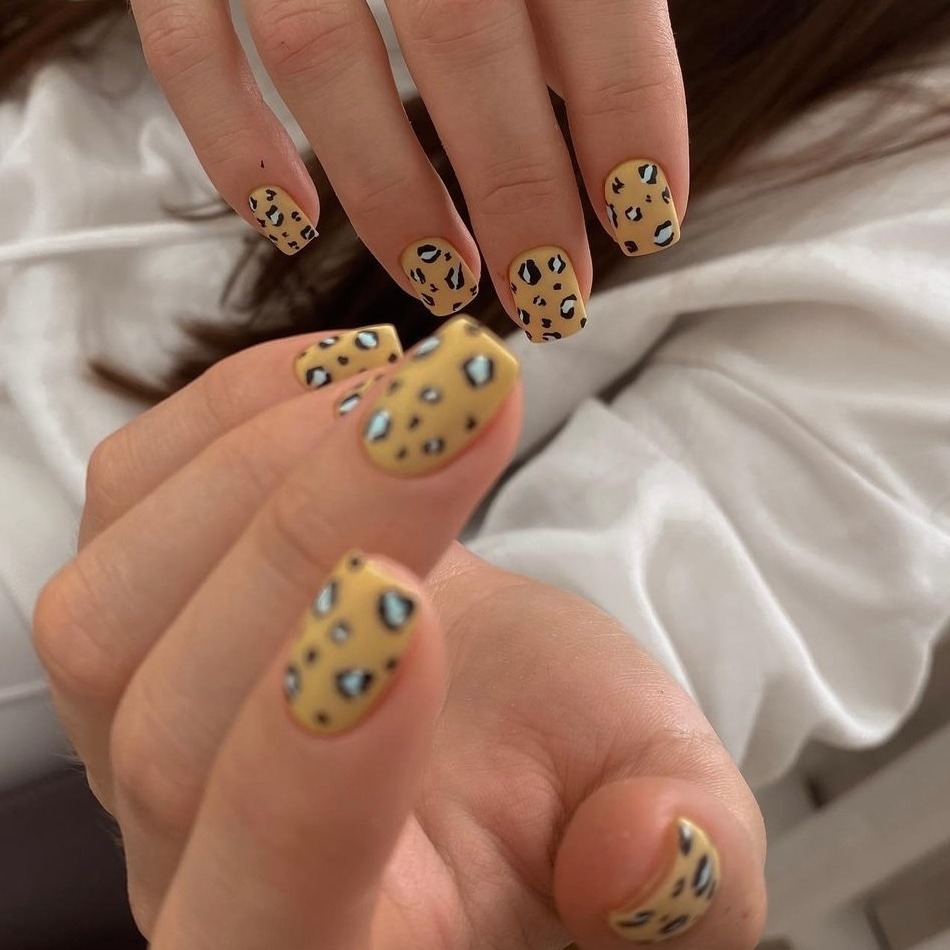 سالن زیبایی کاشت ناخن یگانه