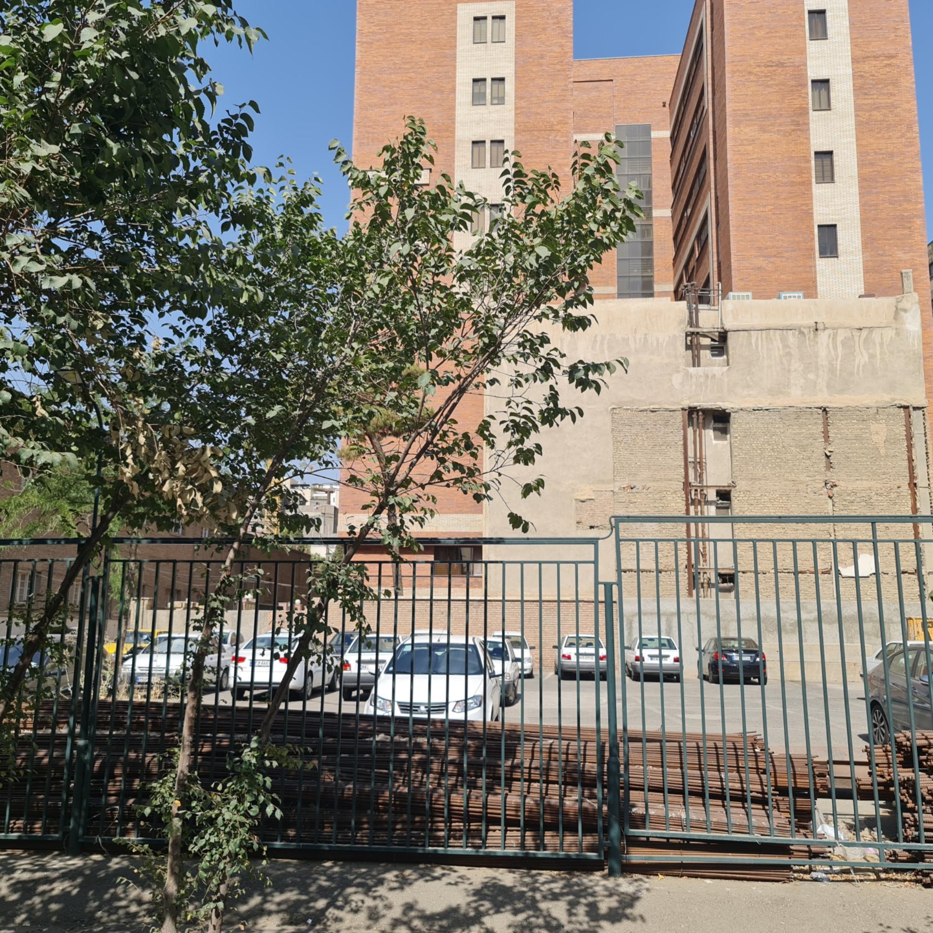 پارکینگ عمومی دانشگاه تهران