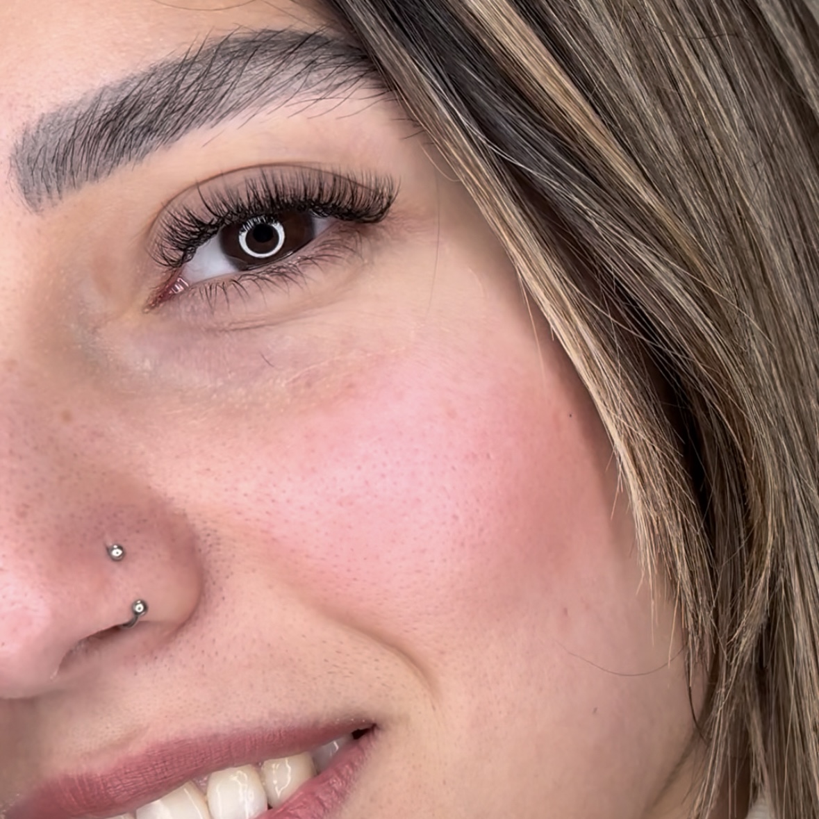 خدمات تخصصی مژه و ابرو زیزو