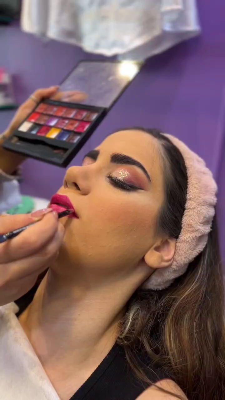 آرایشگاه زنانه نگارگر