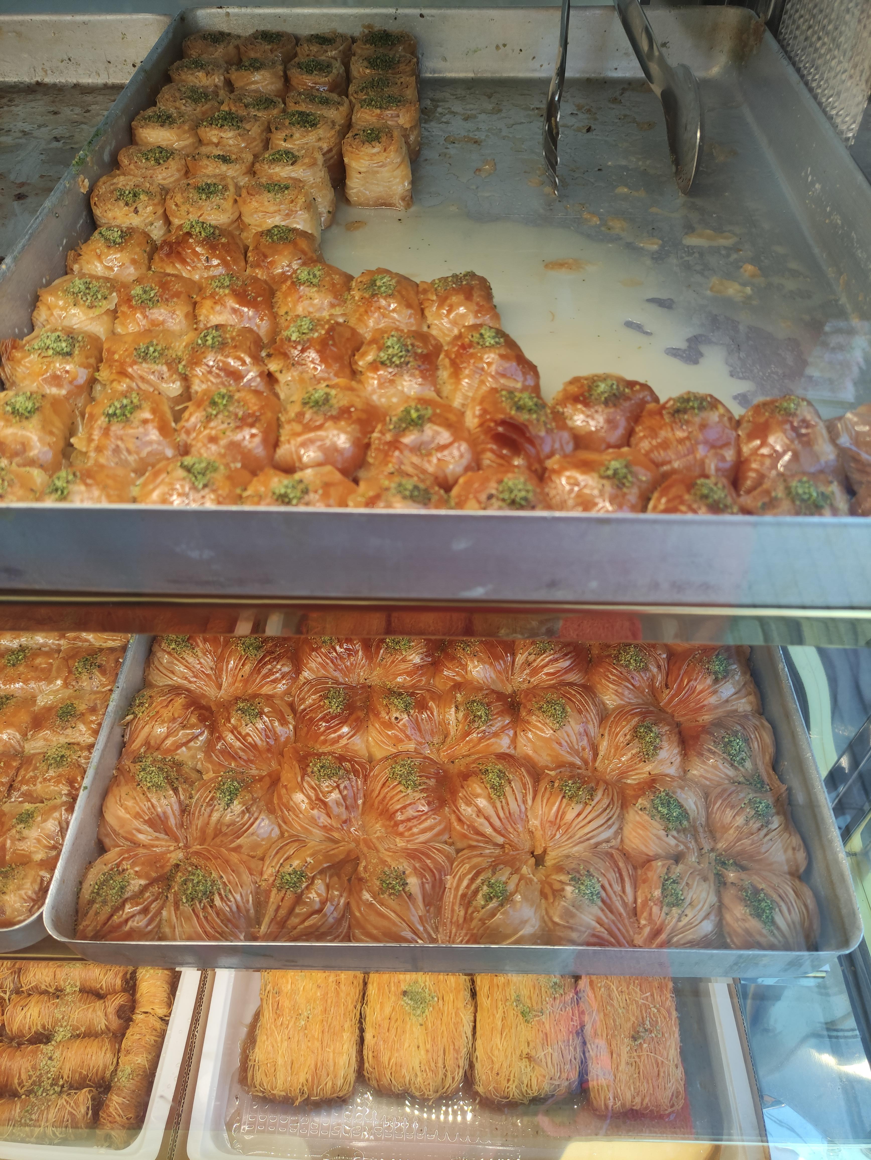 کافه رستوران بزرگ سپید