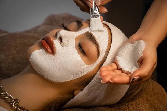 خدمات تخصصی فیشیال و مراقبتی پوست بارانا