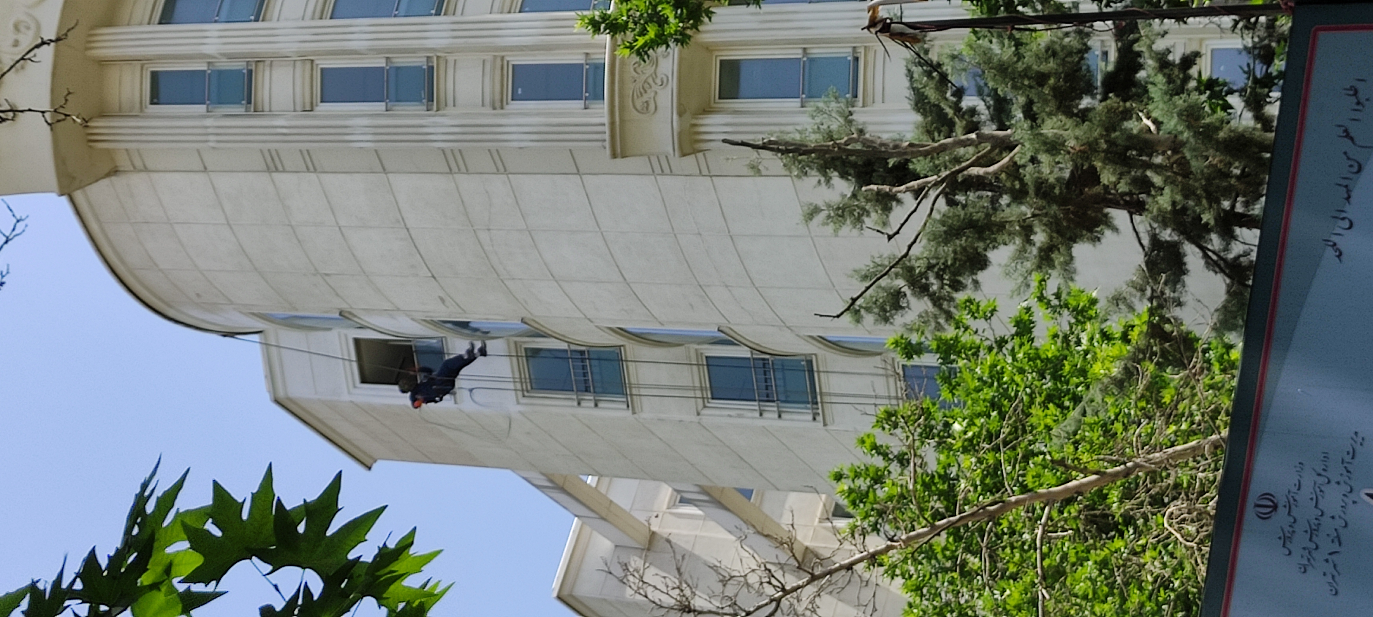 اجرای شست و شو و پیچ رولپلاک نما ساختمان سالار