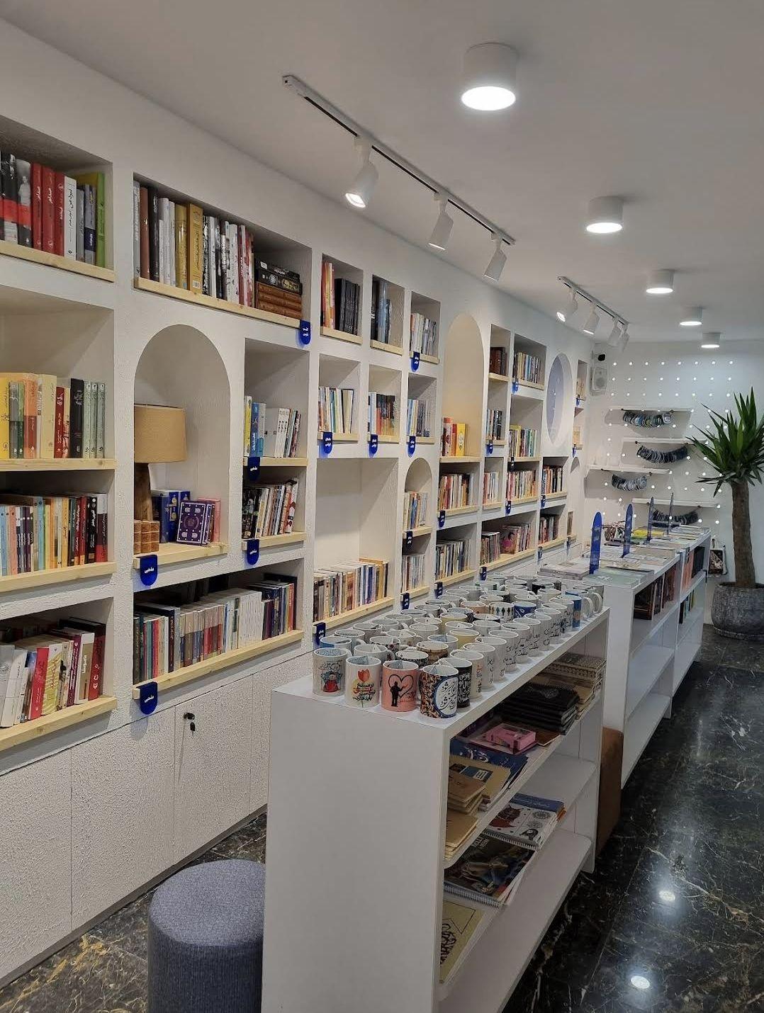 کافه کتاب ماه