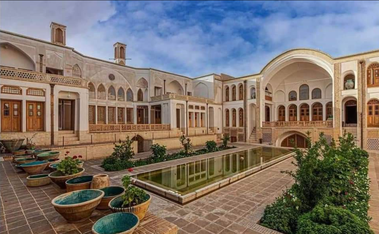خانه و هتل تاریخی منوچهری