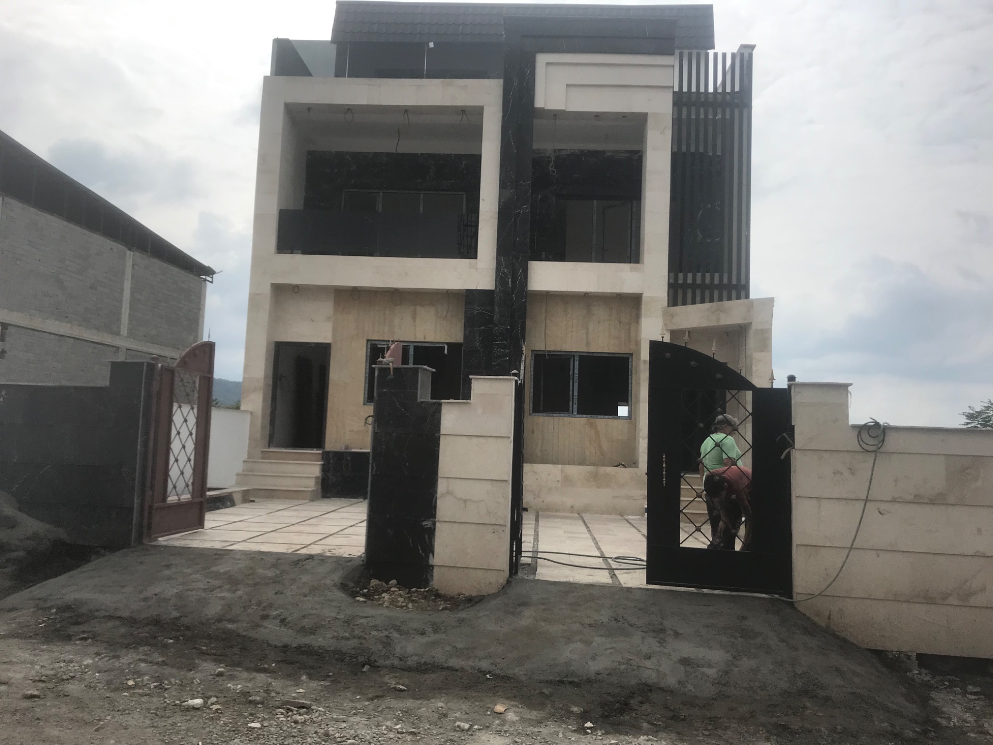 کارگاه درب وپنجره وتوری های پلیسه