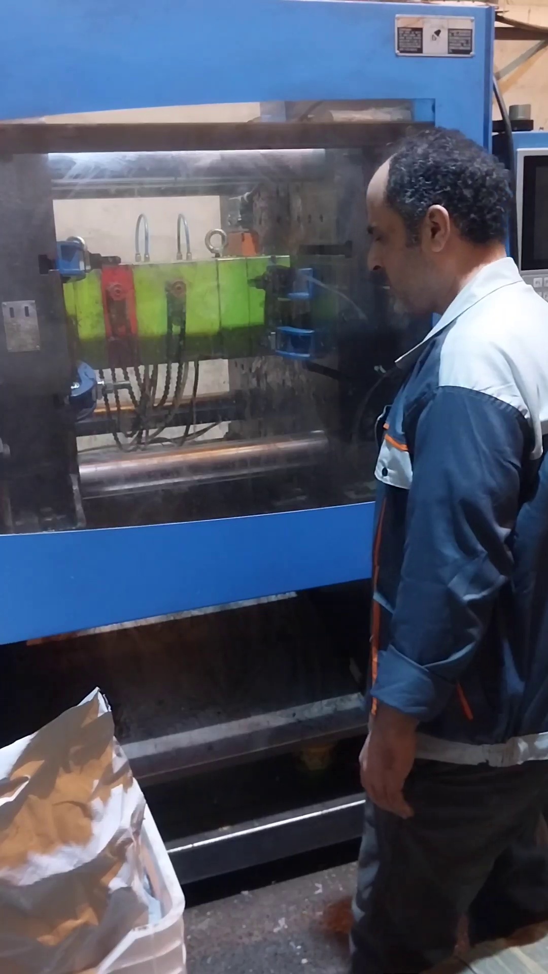 قالب‌سازی و تولید قطعات پلیمری آرایان