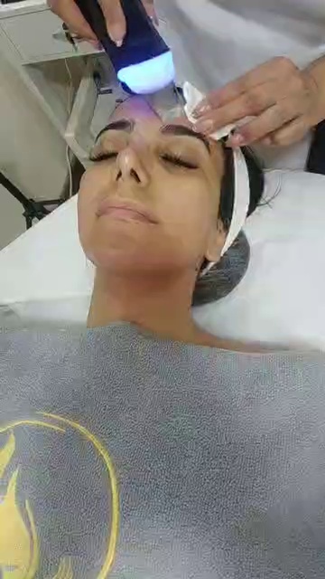 کلینیک فیشیال و پاکسازی پوست نازنین