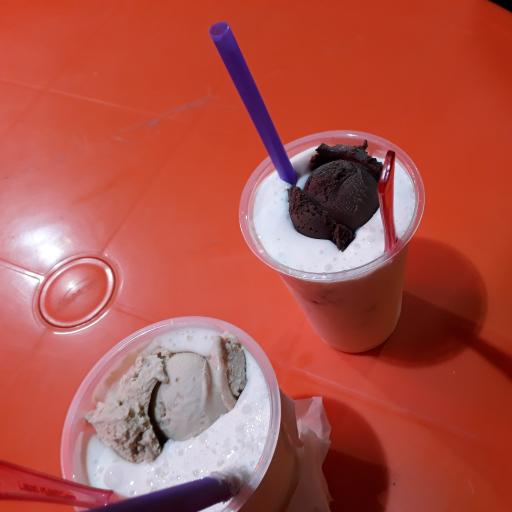 بستنی فروشی شاد