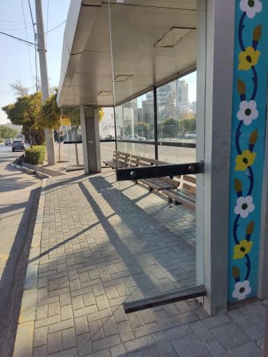 ایستگاه اتوبوس میرزا کوچک خان 4