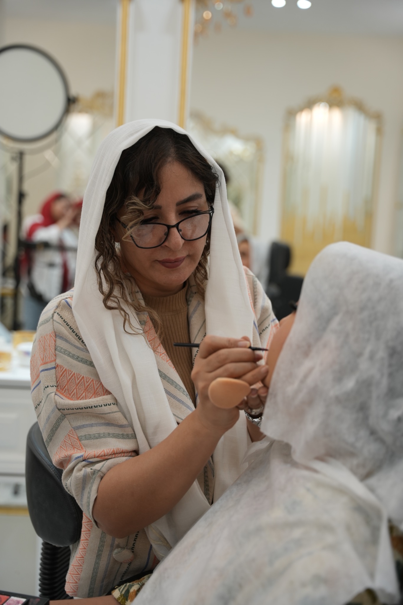 آموزشگاه و سالن زیبایی لیلا احمدی