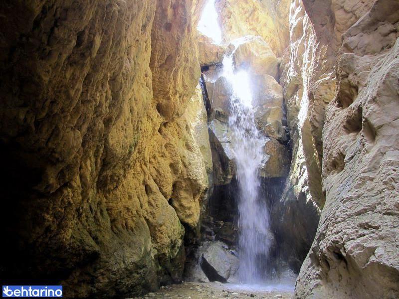 تنگه و آبشار داستان