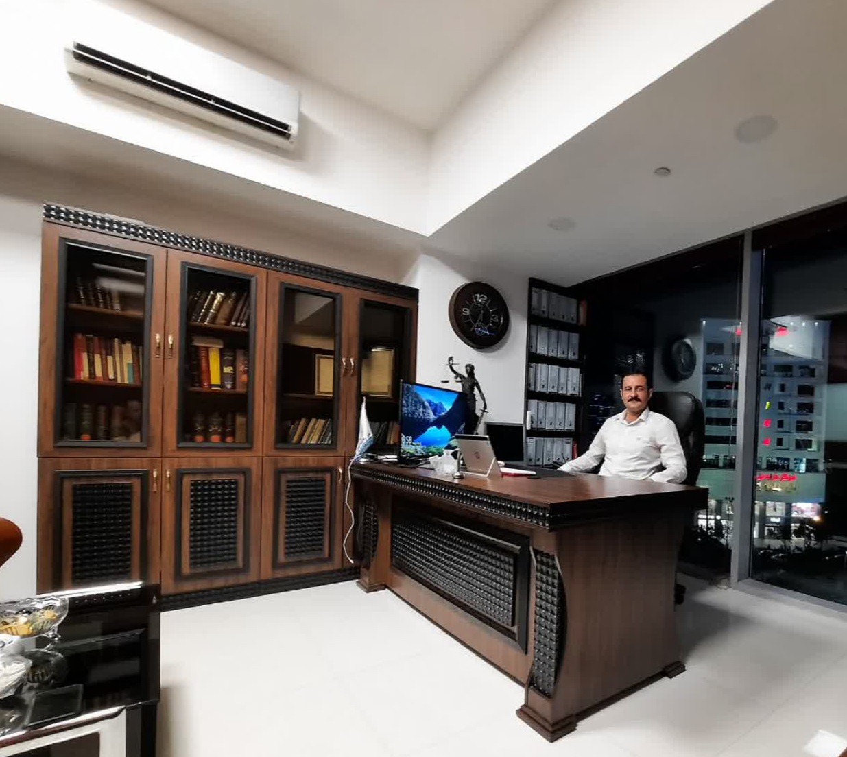 وکیل و مشاور حقوقی