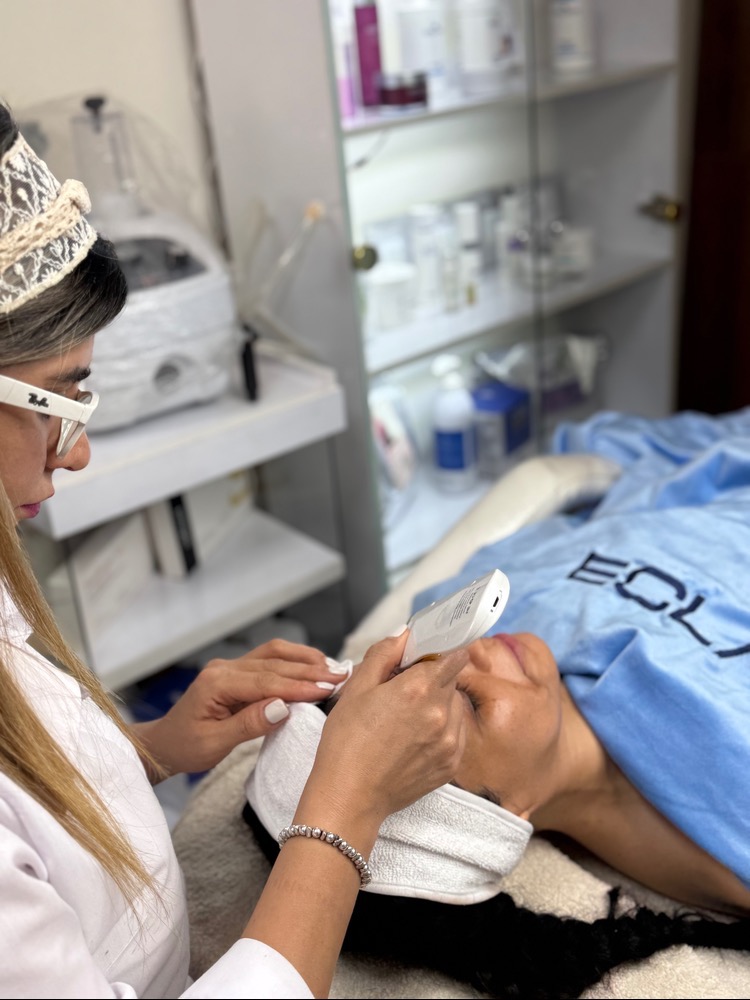 سالن کاشت ناخن و فیشیال نارسیس