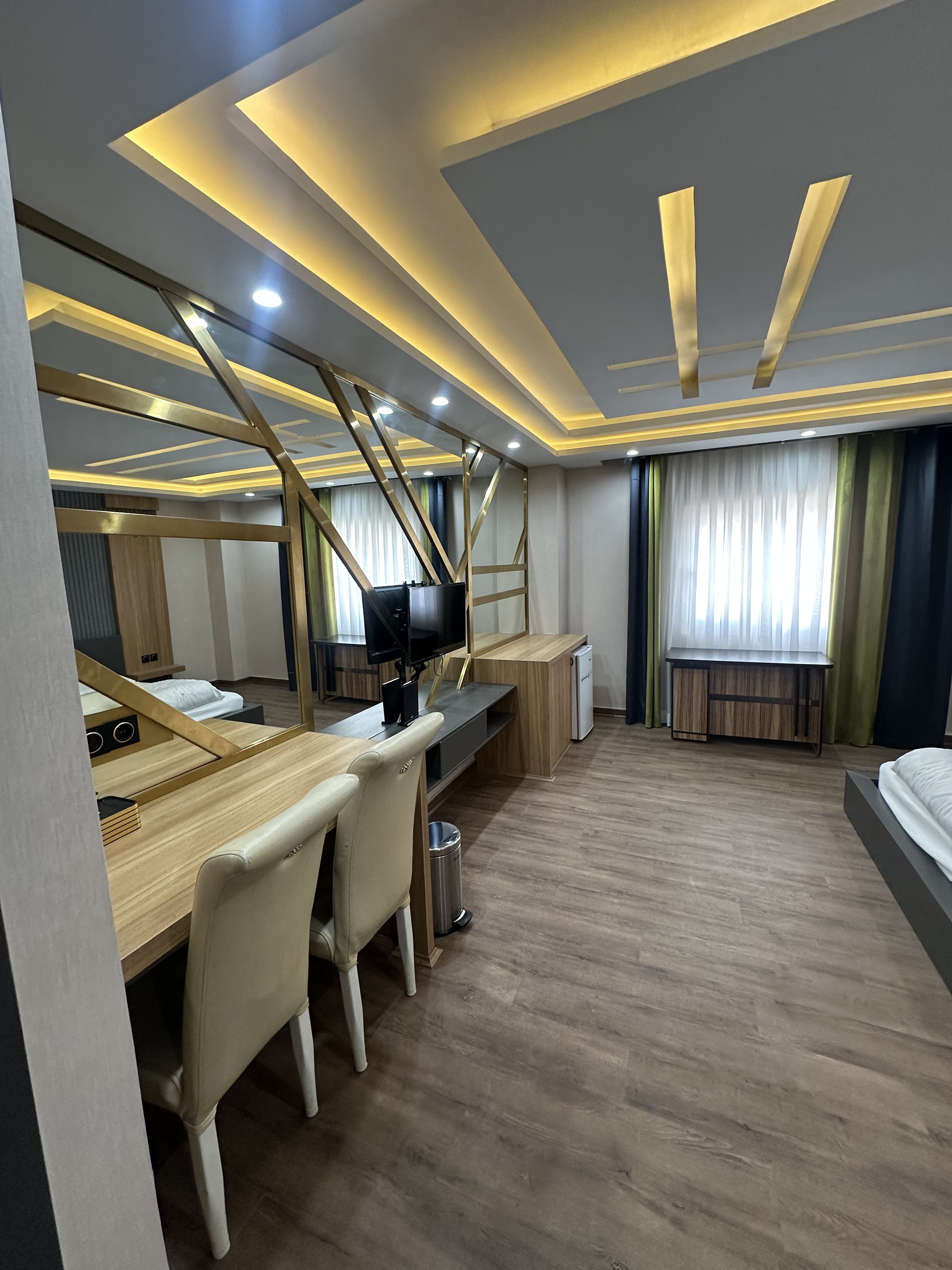 هتل ماهک منجیل