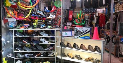 کفش و لوازم ورزشی رنگارنگ