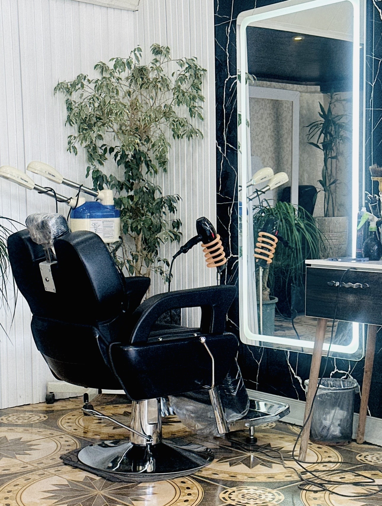 آرایشگاه حسین قلی زاده (بارُن سابق)