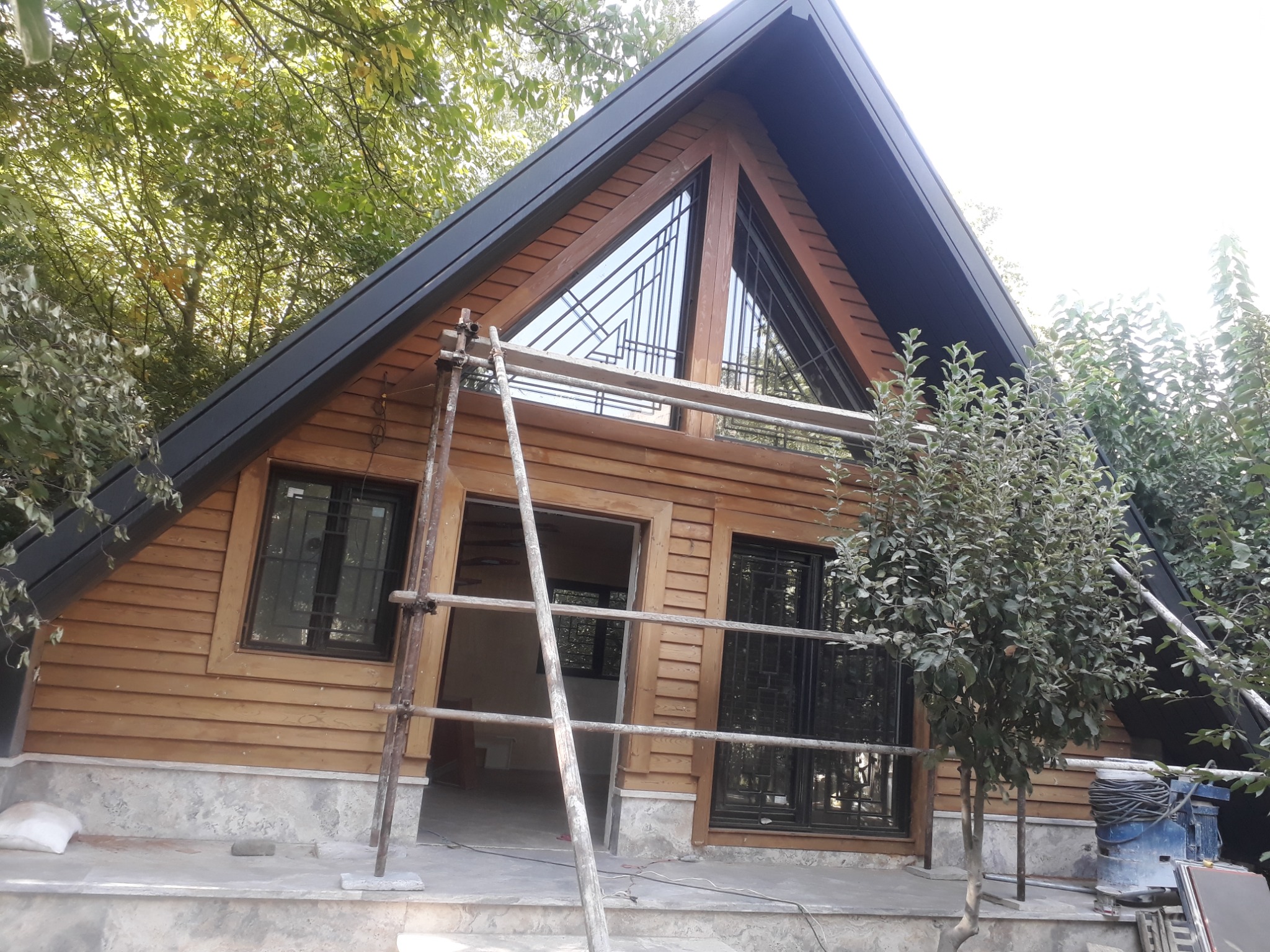 افرا دکور (فروش و نصب پارکت و قرنیز)