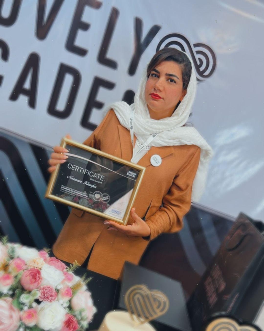 خدمات مژه نازنین