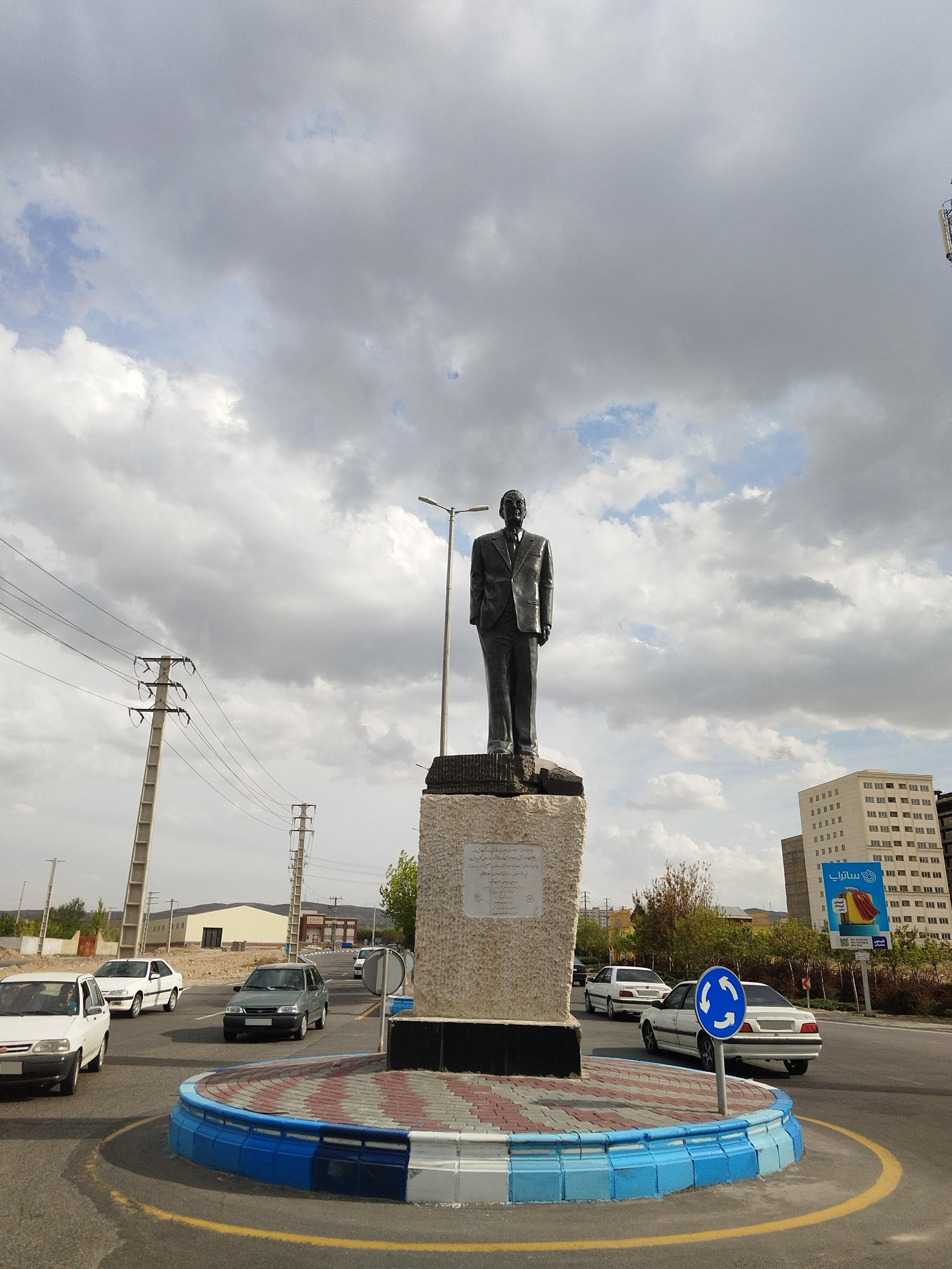 مجسمه مردانی آذر