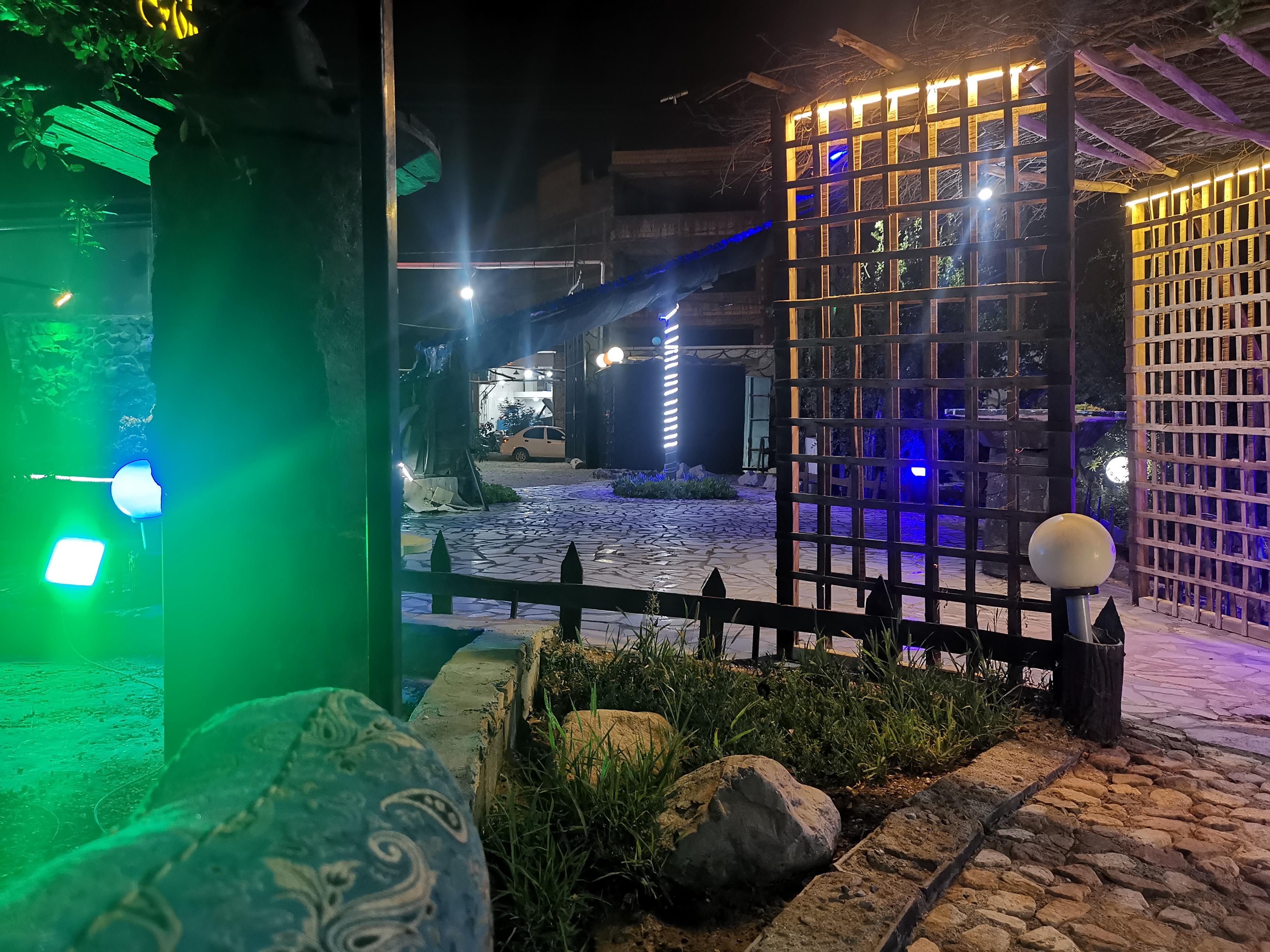 رستوران باغ فرحزاد