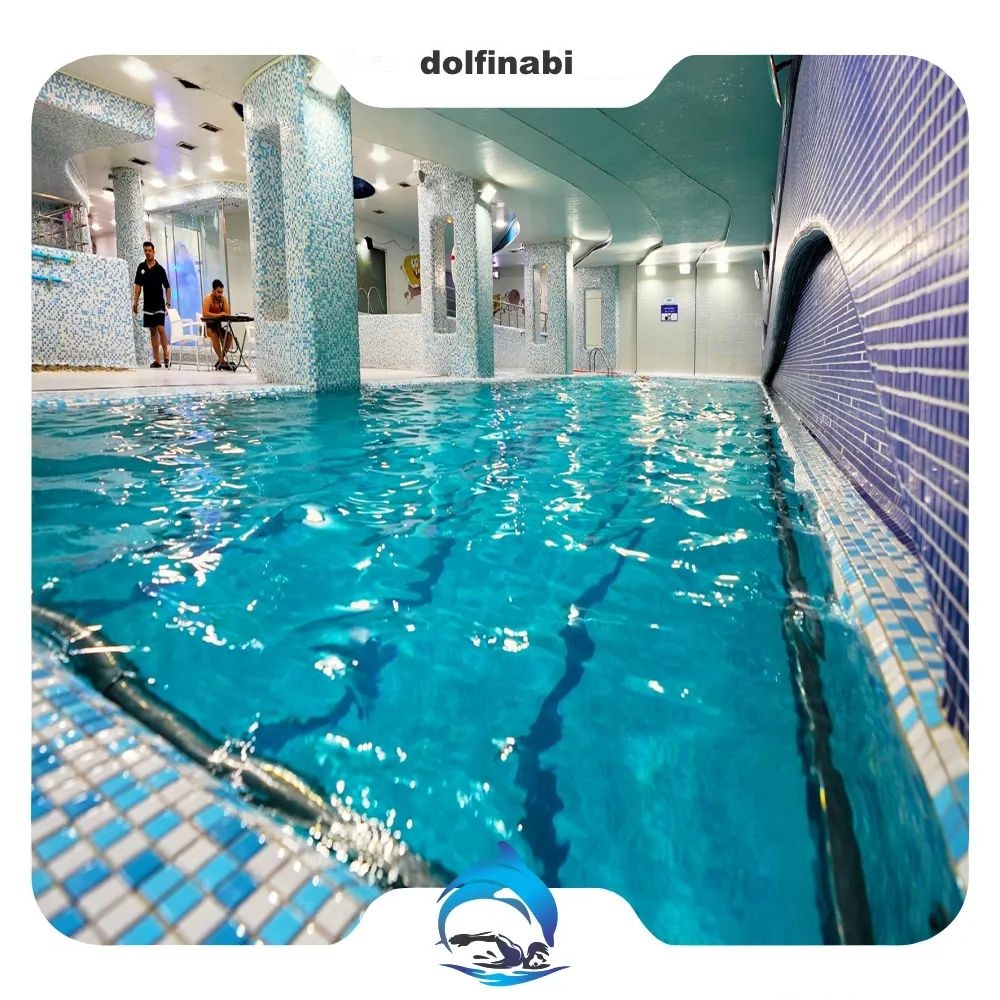 یوگا در آب استخر دلفین آبی