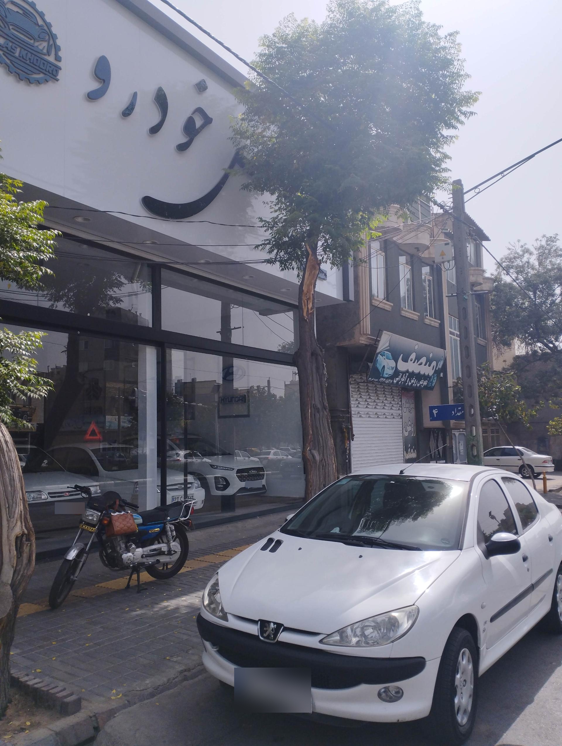 نمایشگاه اتومبیل قائم
