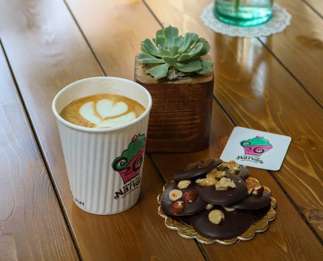 کافه قنادی نارون