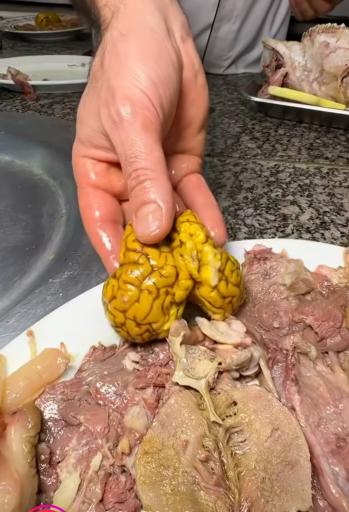 boiled sheep head کله پزی